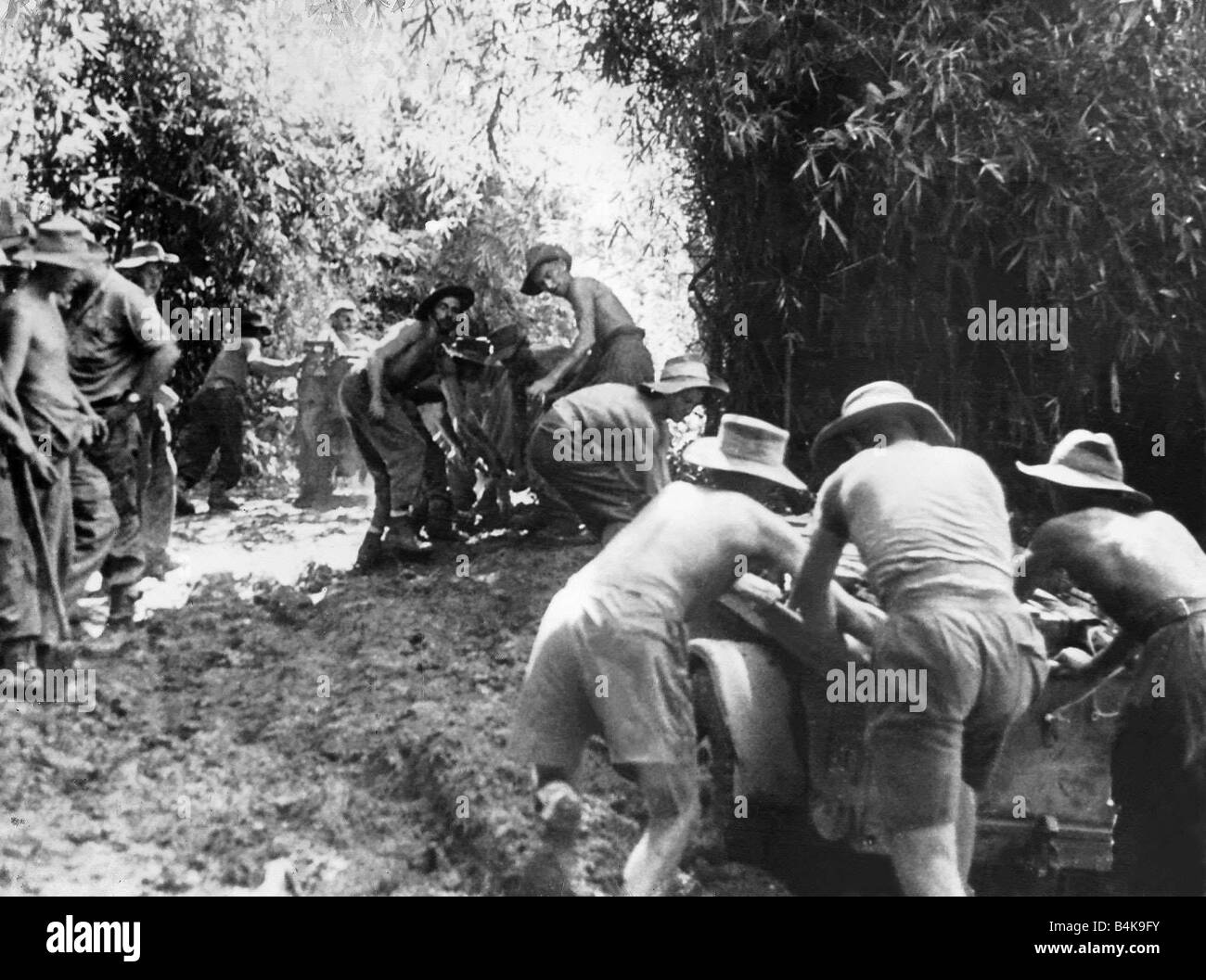 WW2 Jeep und Anhänger von einem Angriff Feld Regiment 36. Division aushandeln eine schlammige Strecke während der Bewegung bis zum Mawlu Burma Stockfoto