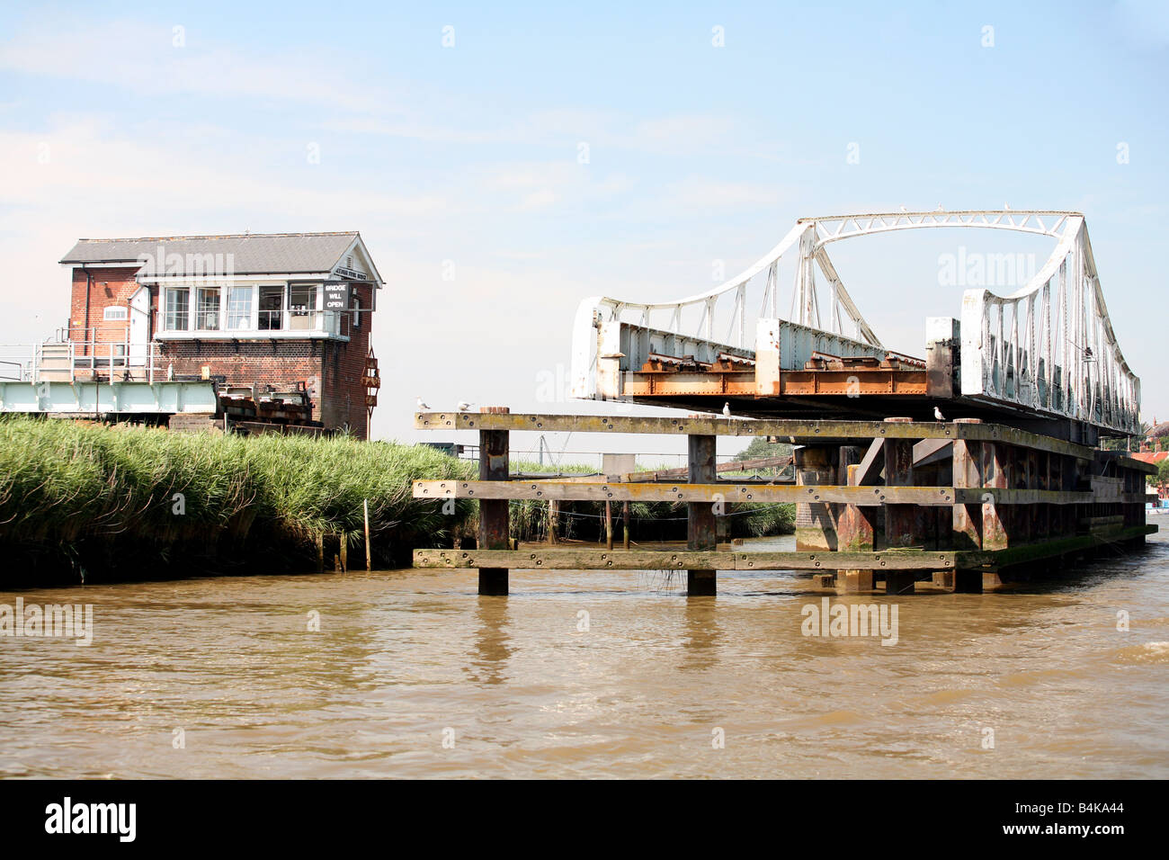 Die Drehbrücke am Reedham Norfolk die Bahnverkehr über den Fluß Yare gebaut 1905 trägt, ist es noch gebräuchlich Stockfoto