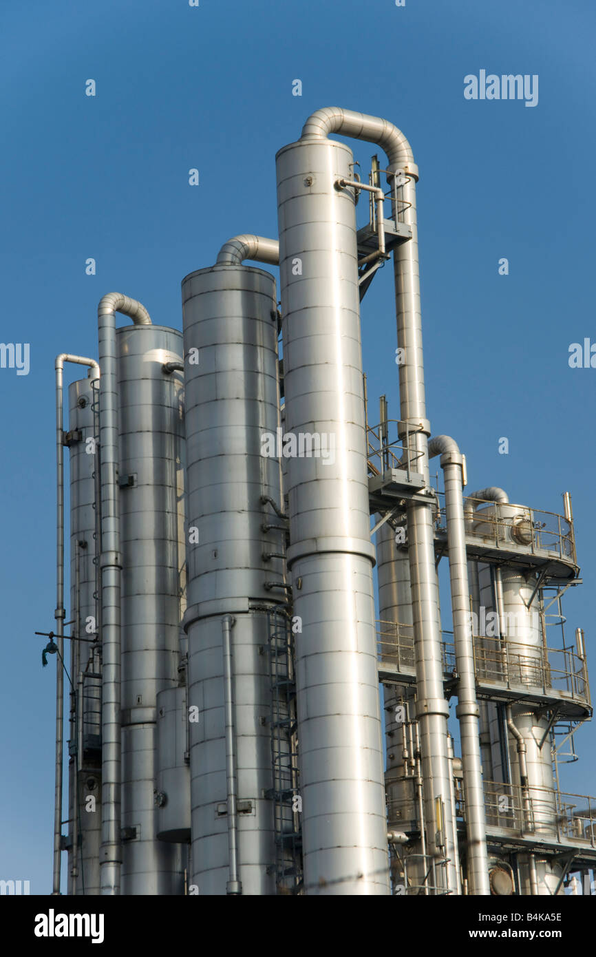 Destillationskolonnen in Industrieanlagen oder Raffinerie vor tiefblauem Himmel Stockfoto
