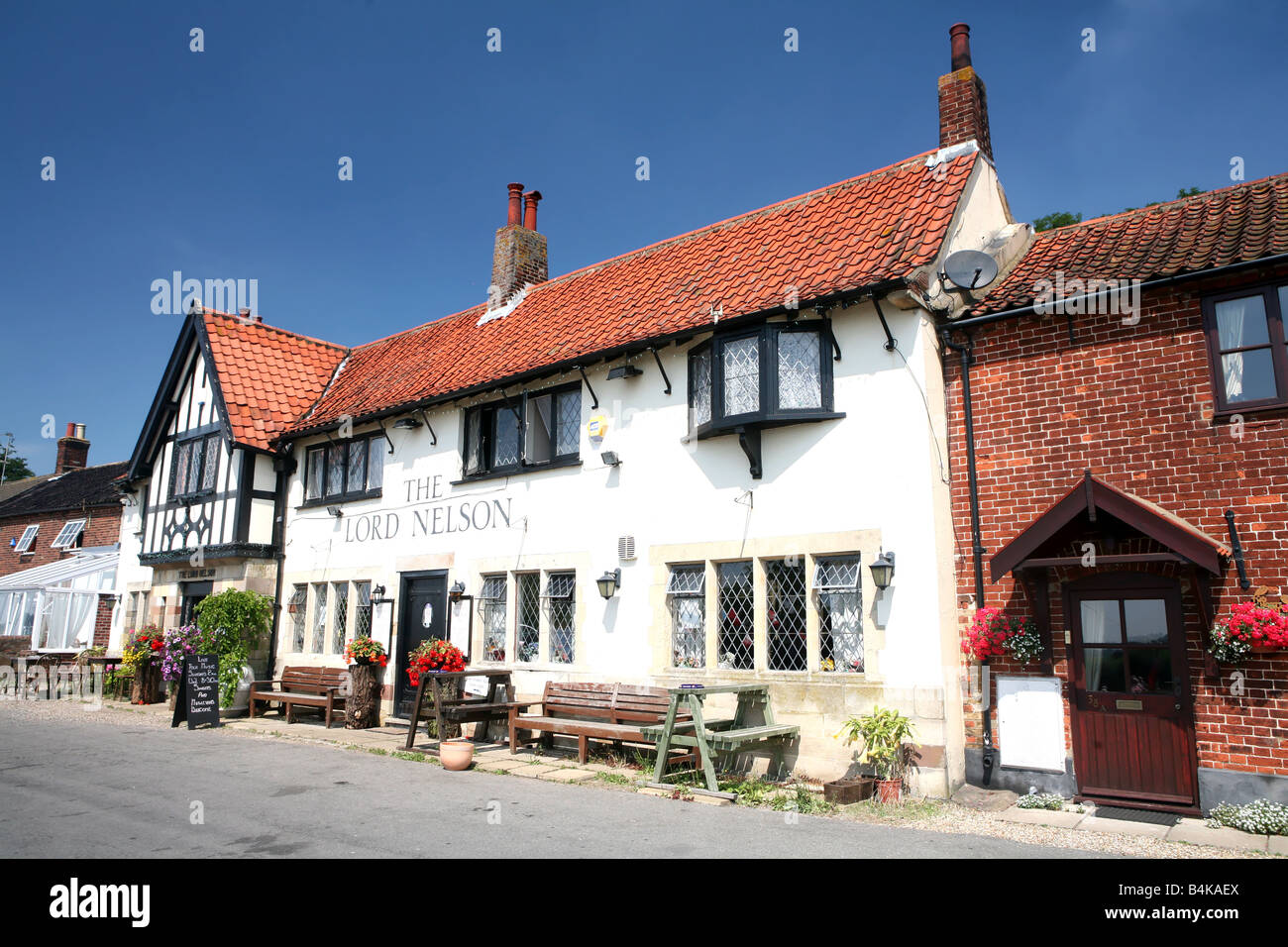 Blick auf den örtlichen Pub, The Lord Nelson an der Uferpromenade in Reedham Norfolk Stockfoto