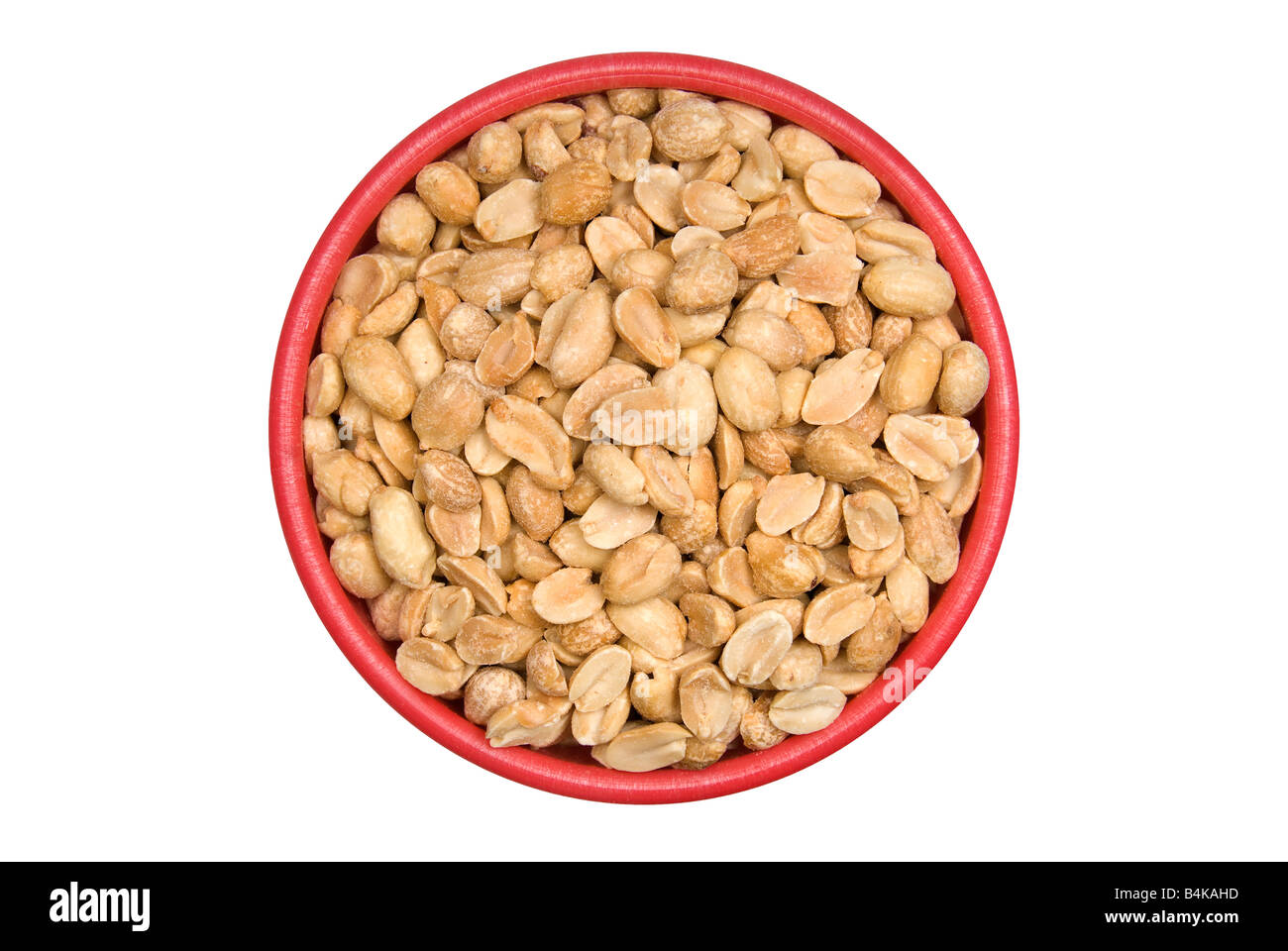 Salzige Erdnüsse in roten Schüssel isoliert auf weißem Hintergrund Stockfoto