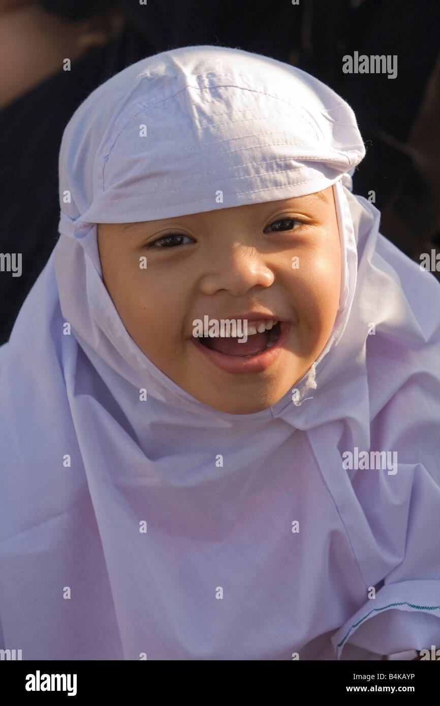 Muslimisches Mädchen in ihrem weißen combong Stockfoto