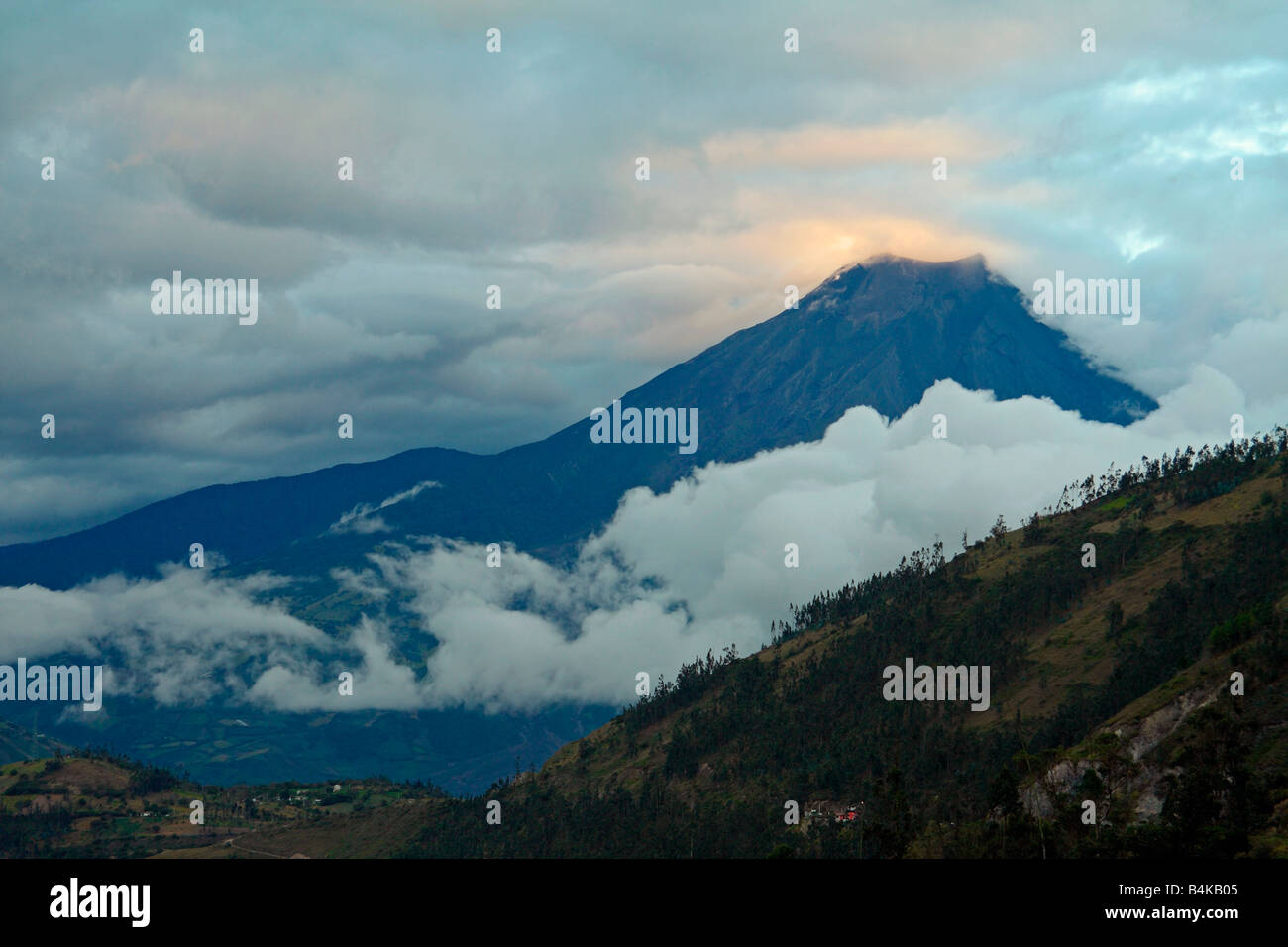 Tungurahua Vulkan, in der Nähe von Banos, Ecuador, in der Dämmerung Stockfoto