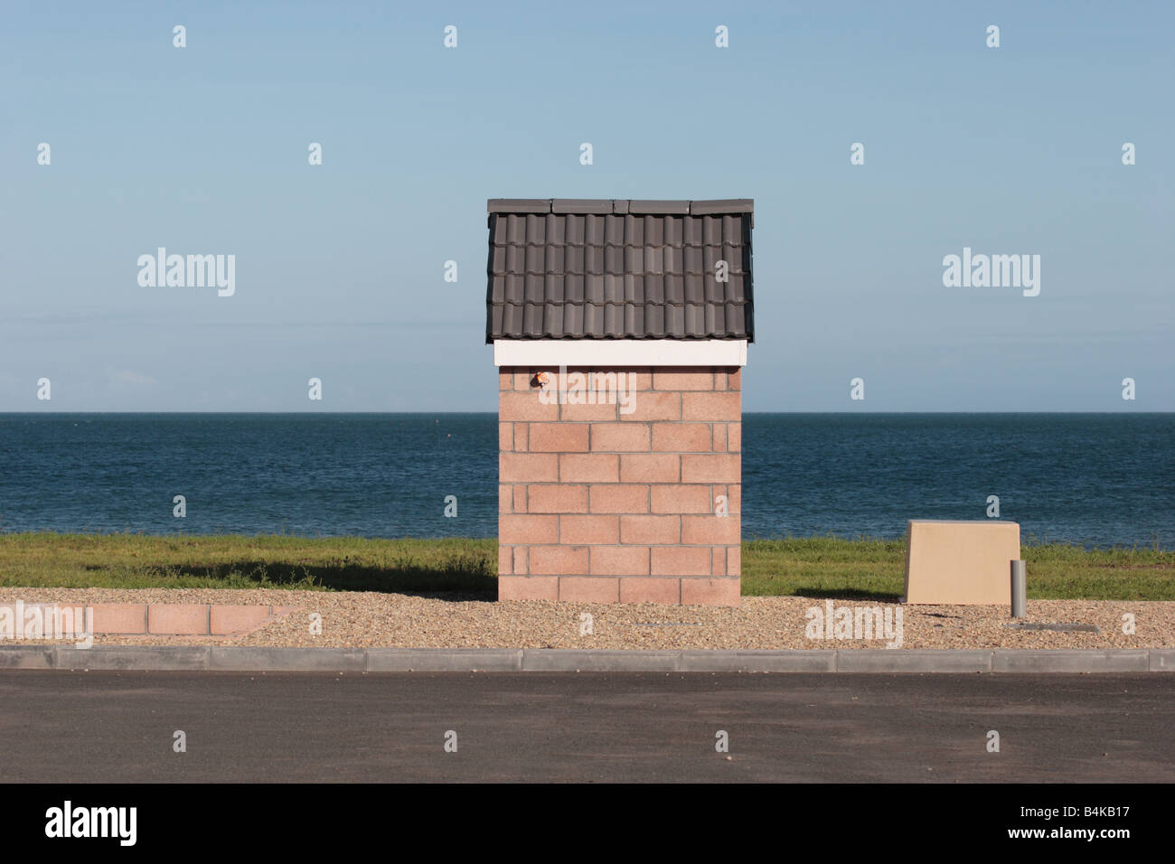 Kleine Gebäude mit Breezeblock aufgeschlagen, gefliesten Dach erinnert an eine Strandhütte mit Blick auf Luce Bay, Dumfries & Galloway. Stockfoto