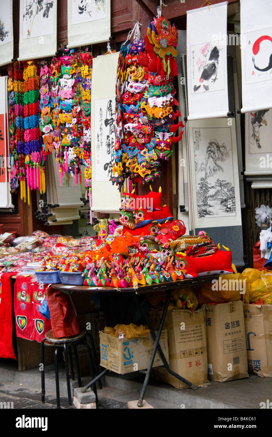 Ein Geschäft in Xian China verkauft gestrickte Artikel und scrollt nach Touristen Stockfoto