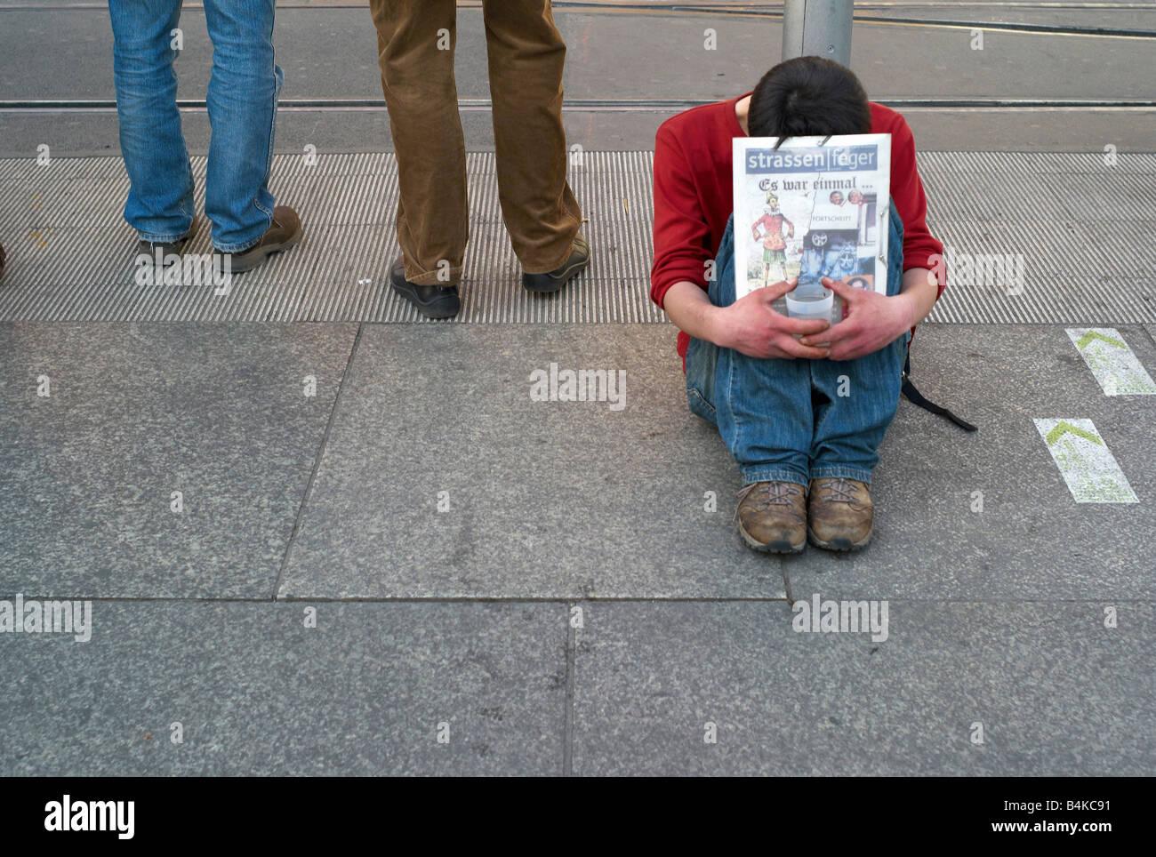 Deutschland, Berlin, Obdachloser am Hackeschen Markt Stockfoto