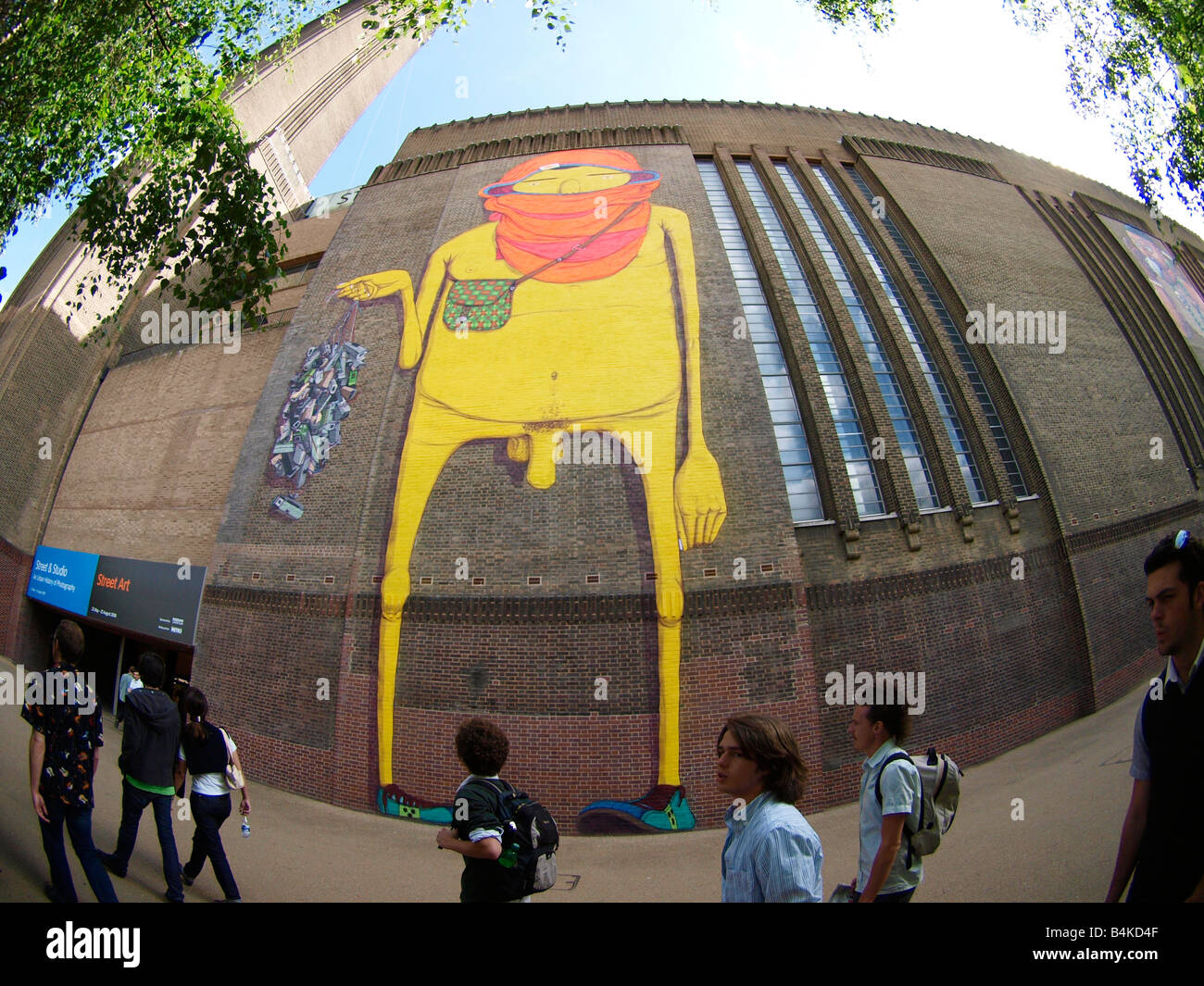OS Gemeos Marke gelbe Figur gemalt auf der Tate Modern, London Stockfoto