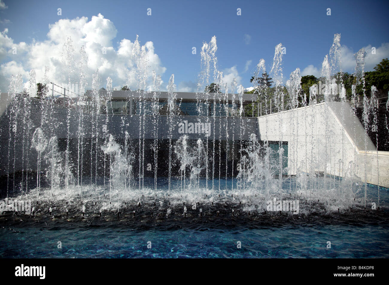 Schuss der Brunnen vor der TheBacardi Hauptquartier in Hamilton Bermuda entwickelt mein Architekt MIles Van de Zeile Stockfoto
