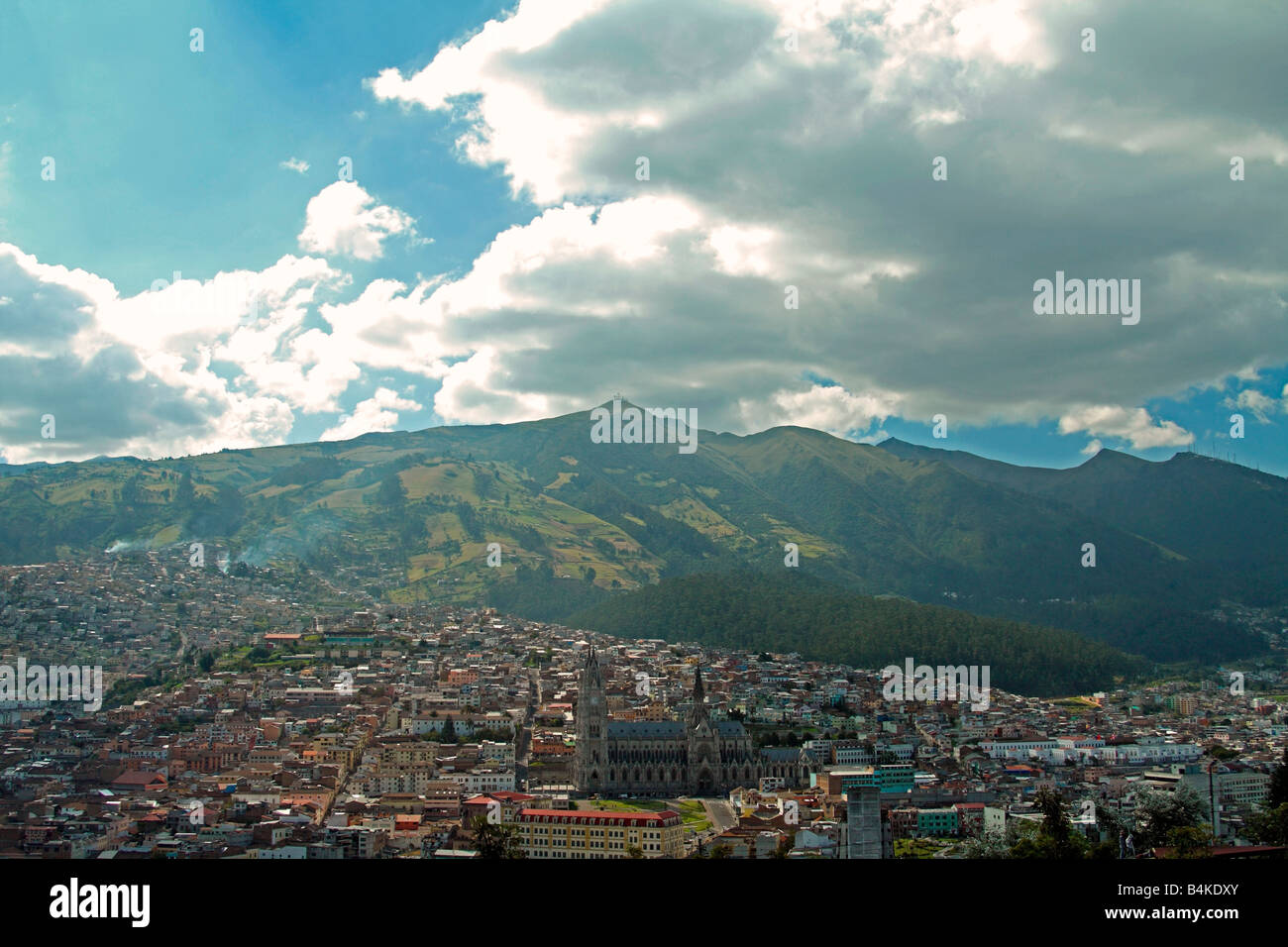 Blick auf Altstadt, gotische Kathedrale und Vulkan Pichincha, vom Itchimbia Park cultural Centre, Ecuador Quito Stockfoto
