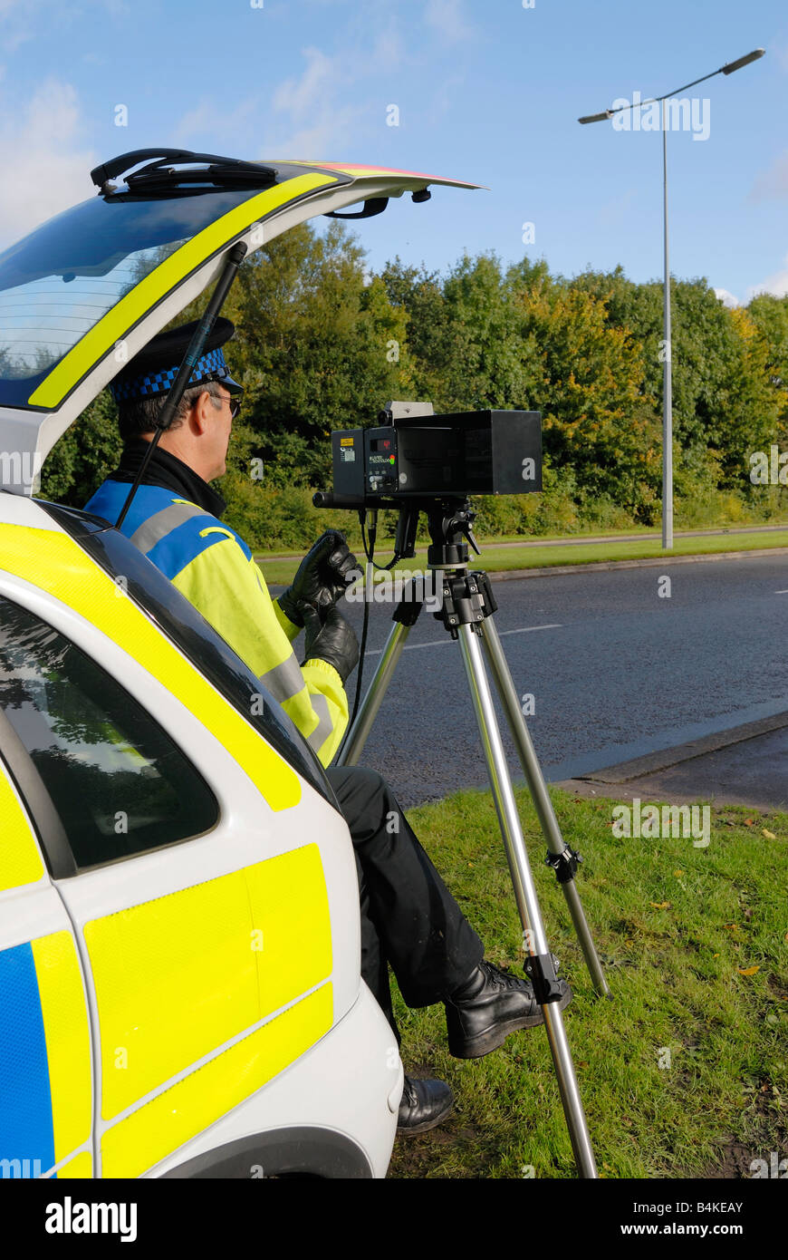 Britischer Verkehrspolizist Betrieb einen Laser-Blitzer Stockfotografie -  Alamy