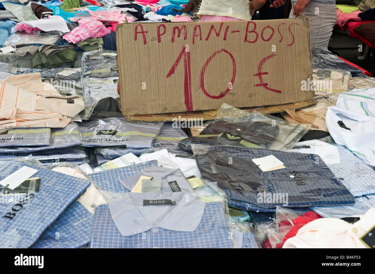 Gefälschte Designer Polo-Shirts zum Verkauf auf einem Markt in Rethymnon Kreta Griechenland Stockfoto