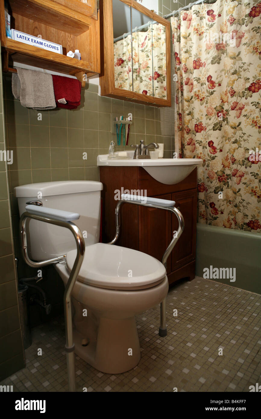 Toilette in einem Privathaus ausgestattet um eine ältere Frau, die weiterhin in ihrer eigenen Wohnung Leben zu helfen. Stockfoto