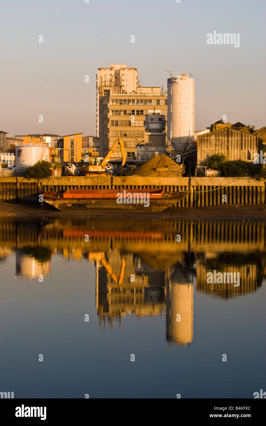 Überlegungen zur Themse der Industrieobjekte, London Stockfoto
