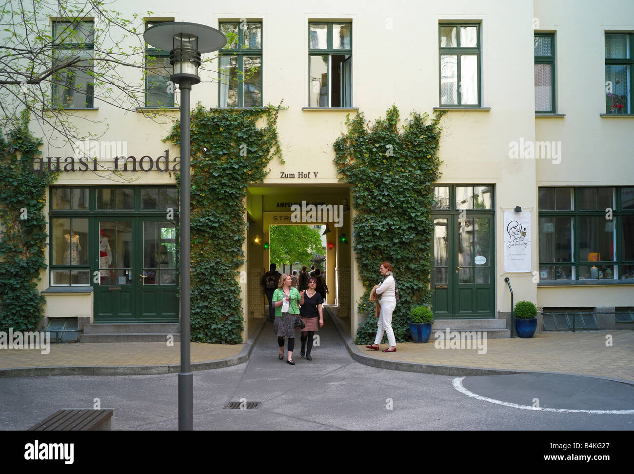 Deutschland, Berlin, Touristen und Besucher in den Hackeschen Hoefen Stockfoto