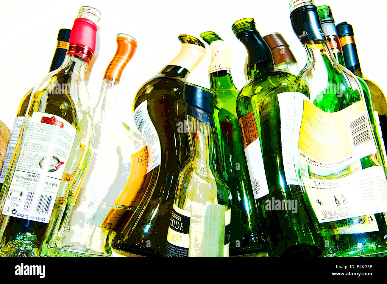 Alkohol induzierte Vision von Wein und Whisky-Flaschen Stockfoto