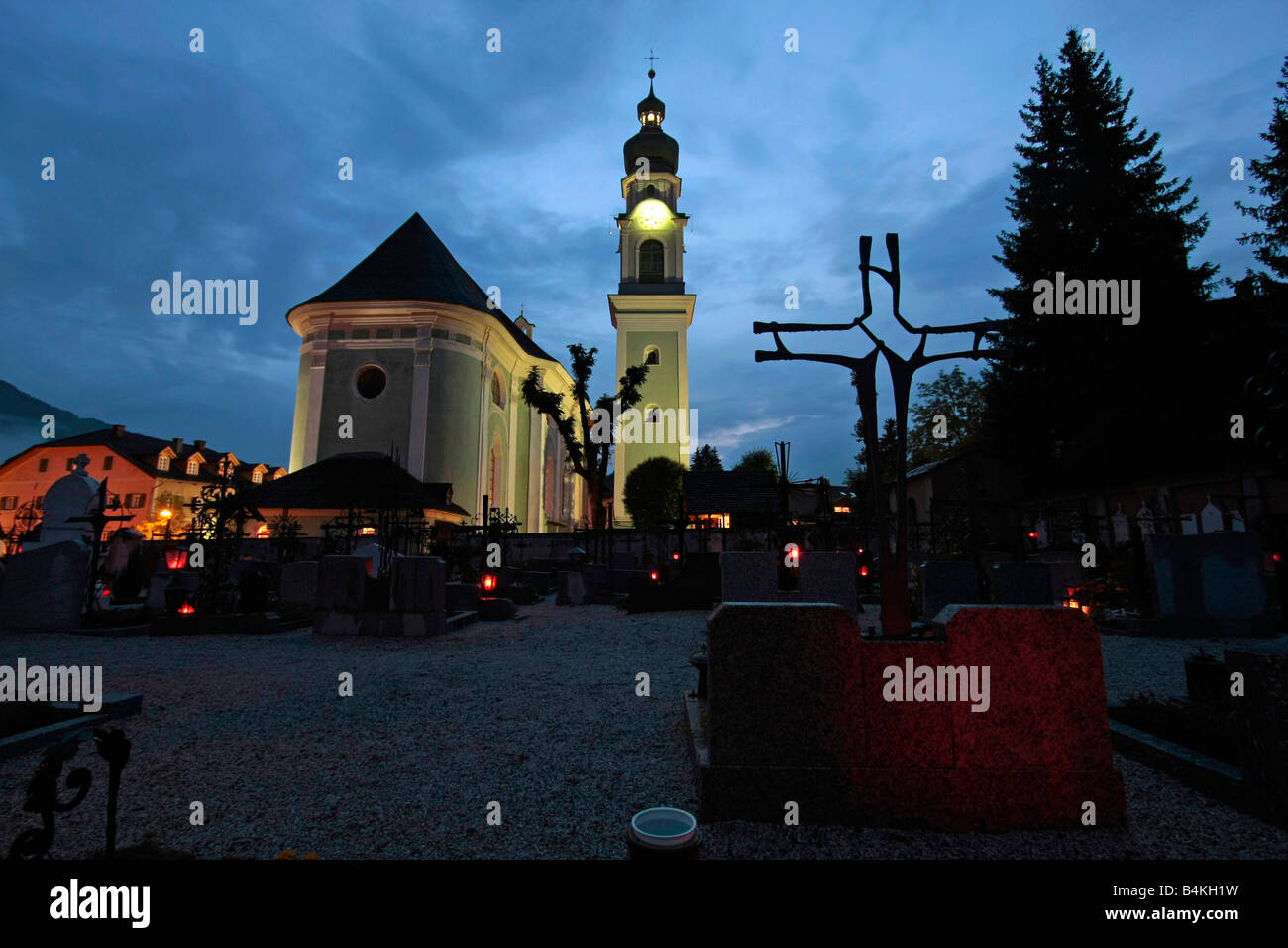 Die Pfarrkirche St. Johannes der Täufer in Toblach South Tyrol Val Pustertal Trentino-Südtirol-Italien Stockfoto Die Pfarrkirche St. Johannes der Täufer in Toblach South Tyrol Val Pustertal Trentino-Südtirol-Italien Stockfoto