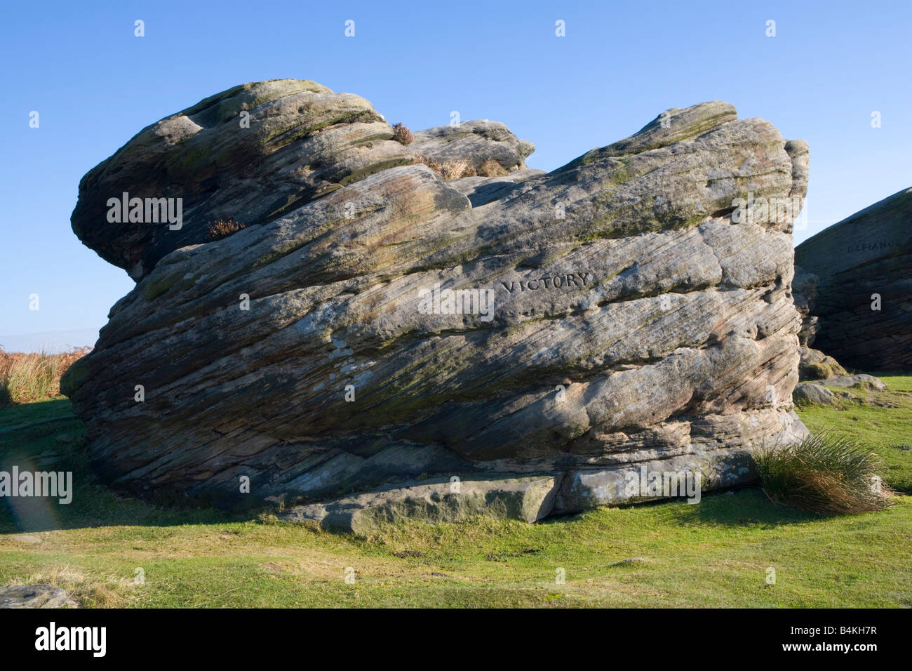 Sieg eines der drei Gritstone Felsbrocken bekannt als die drei Schiffe am birchenfarbig Rand im Peak District in Derbyshire Stockfoto