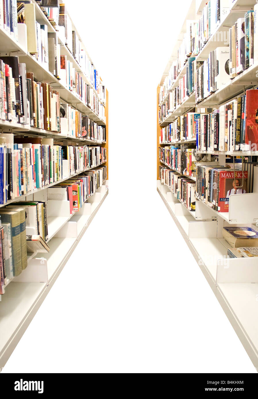 Die Gänge in eine öffentliche Bibliothek mit Regalen voller Bücher über weißen isoliert Stockfoto