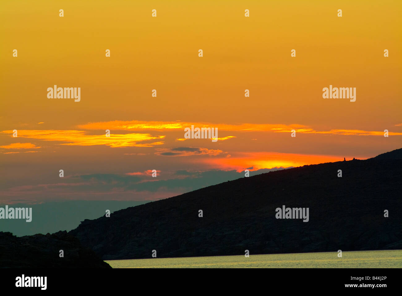 Schöne Orange Sonnenuntergang in der Bucht von Apokiosis Insel Kithnos Kykladen Ägäis Griechenland Stockfoto