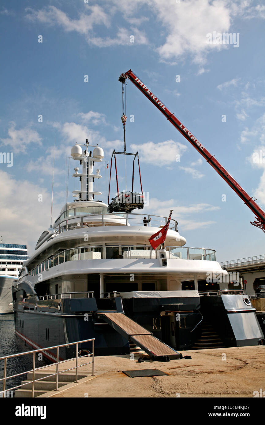 BMW Auto verladen an Bord einer Luxus-Yacht in Monaco Stockfoto