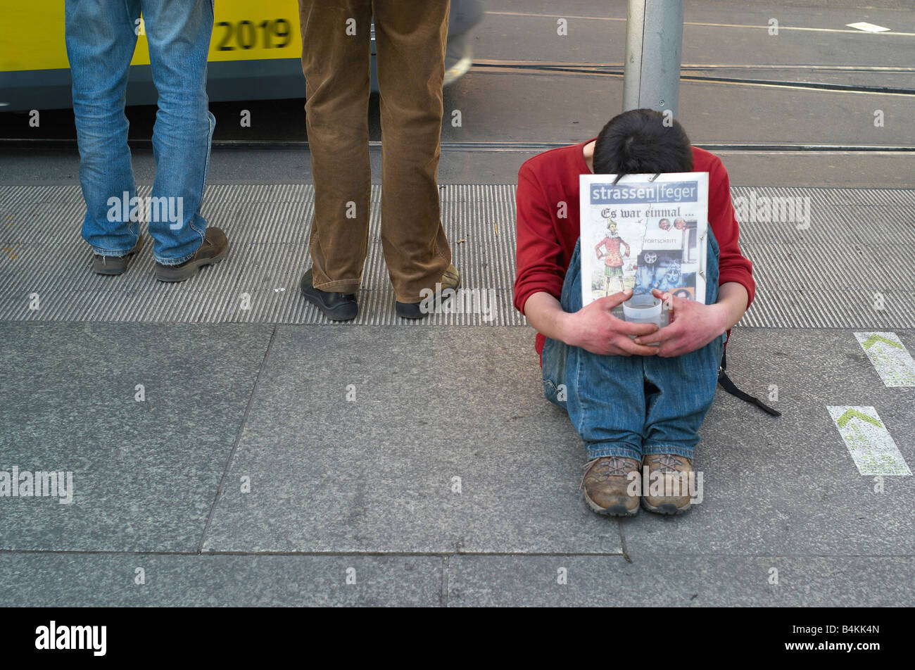 Eine Obdachlose, Verkauf der Straßenzeitung Strassenfeger am Hackescher Markt, Berlin, Deutschland Stockfoto