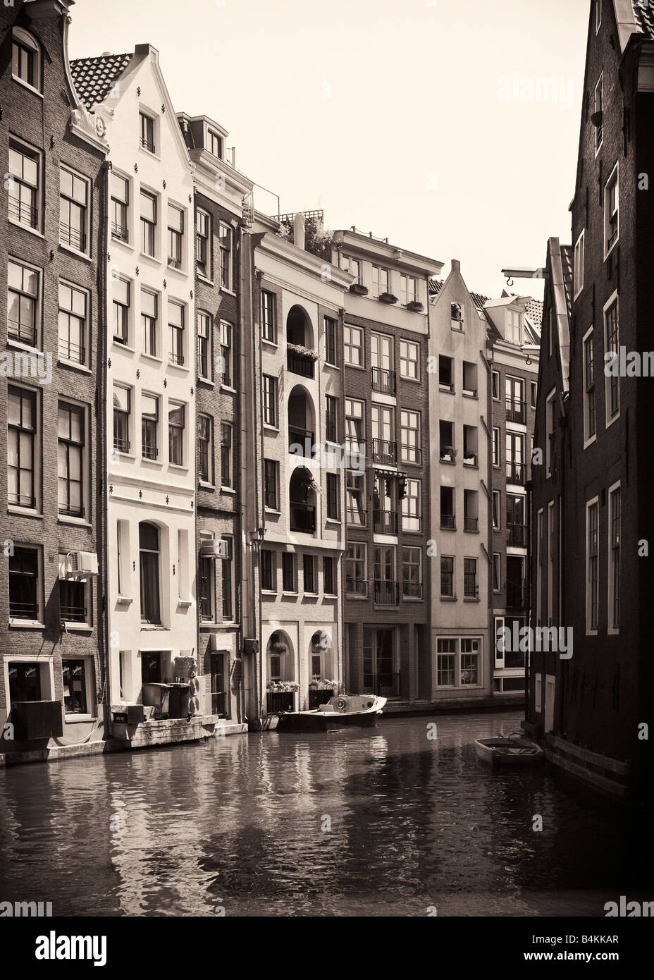 Sepia getonten Bild von einem Wohngebiet von Amsterdam mit Boote an einem Kanal, Niederlande Stockfoto