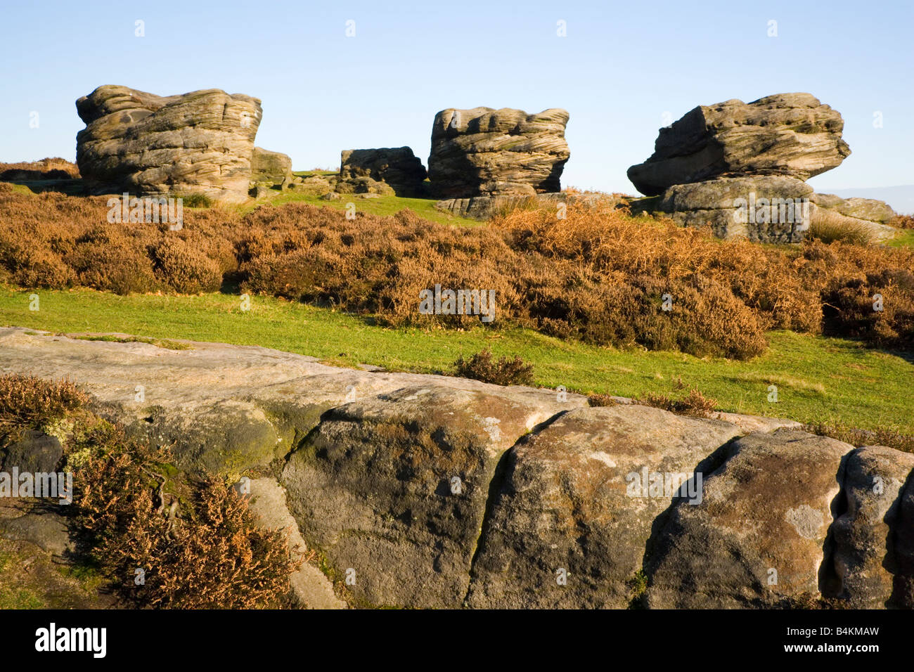 Blick auf drei Gritstone-Brocken, bekannt als die drei Schiffe am birchenfarbig Rand im Peak District in Derbyshire Stockfoto