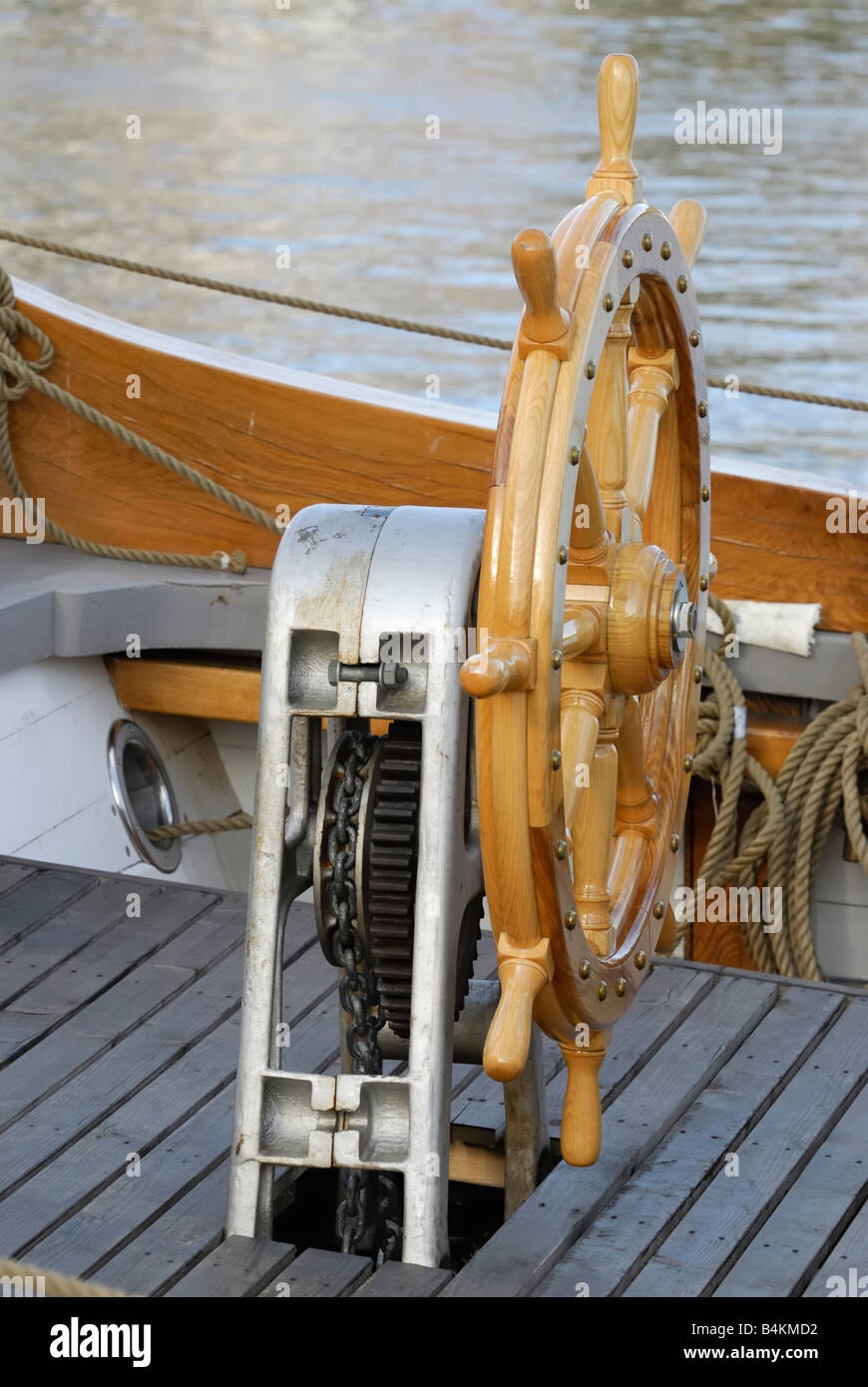 Ein lenkbares Rad des Segelschiffes Stockfoto