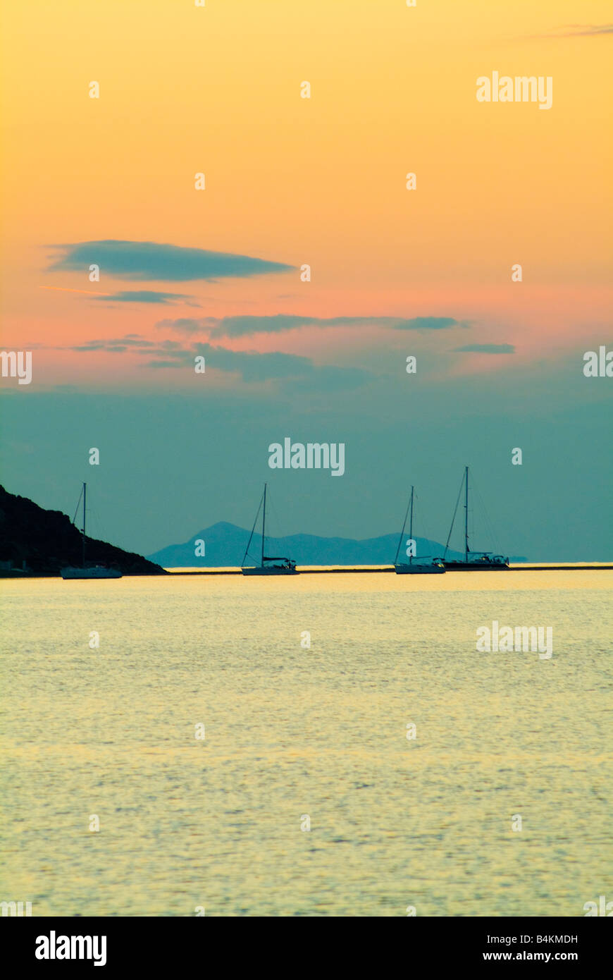 Schöne Orange Sonnenuntergang in der Bucht von Apokiosis Insel Kithnos Kykladen Ägäis Griechenland Stockfoto