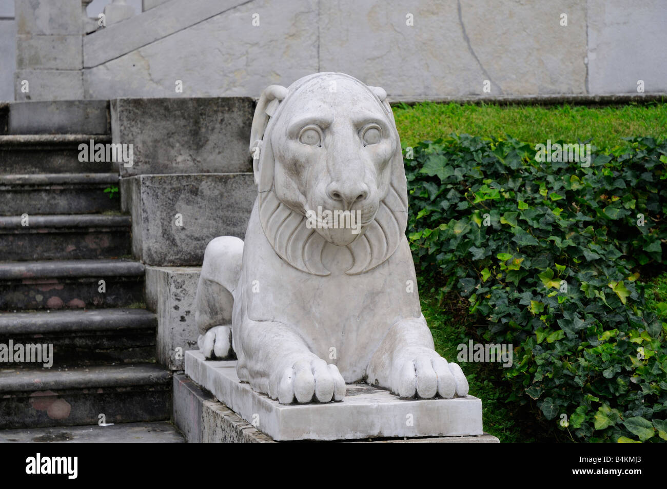 Statue des Löwen in den Gärten der Villa Melzi am Comer See in Italien