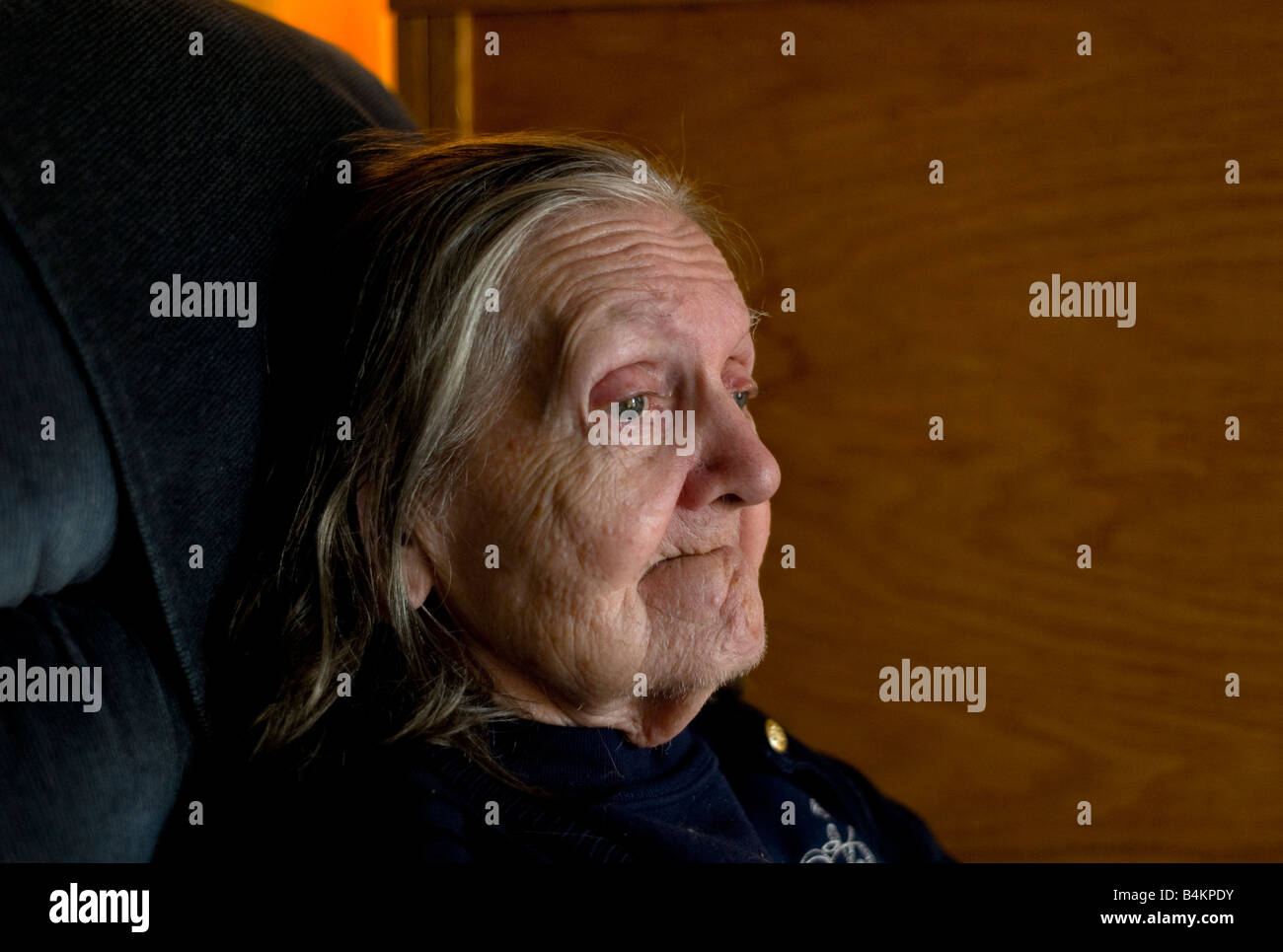 Eine ältere Frauen leben in der Heimat ihrer Enkelin Stockfoto