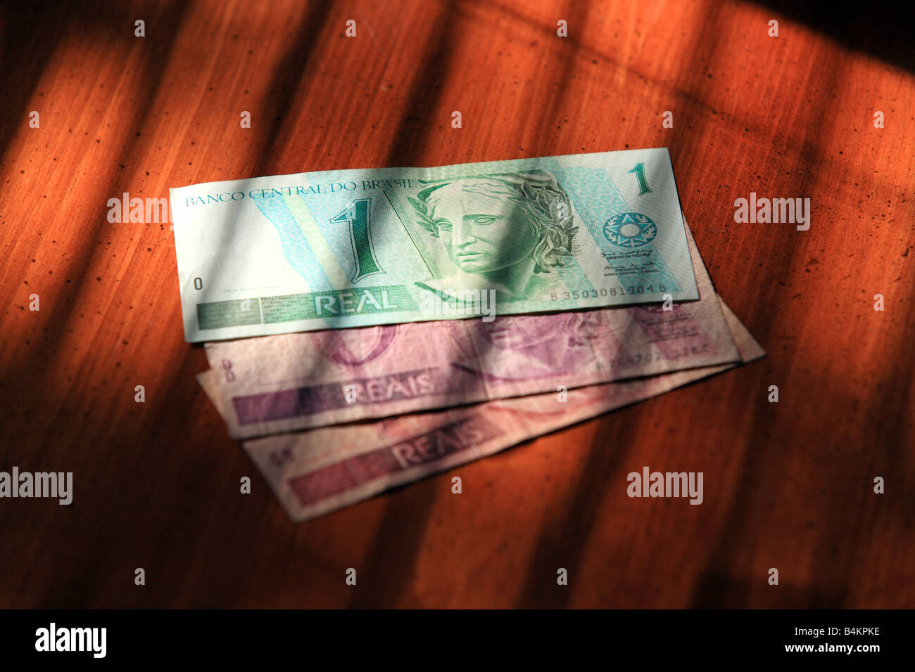 brasilianische Reais Währung Rechnungen auf einem Tisch mit Schatten Stockfoto