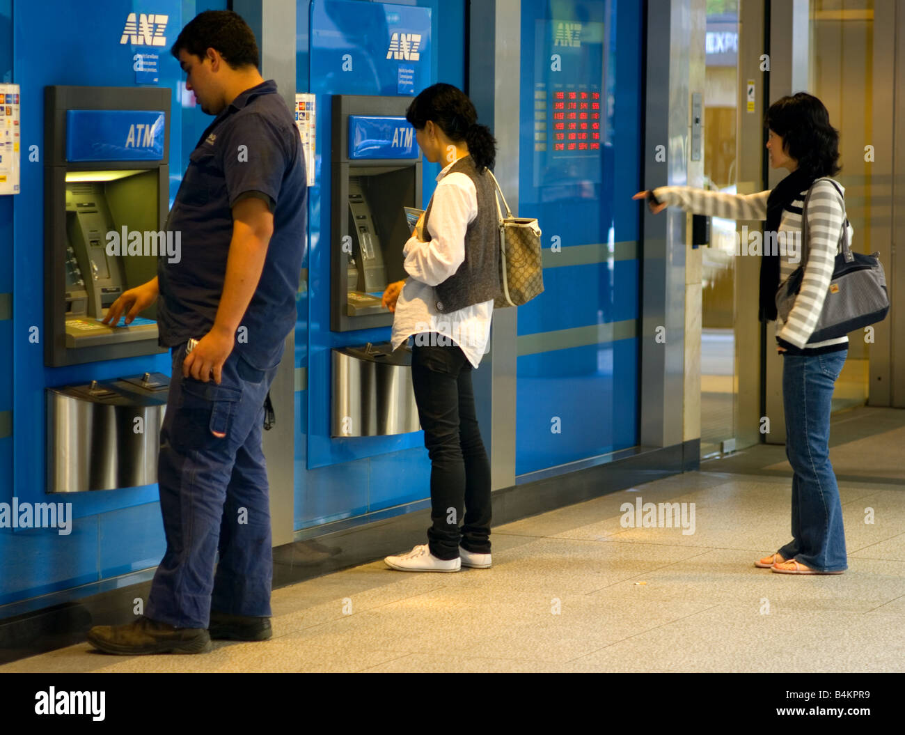 Menschen am Geldautomaten Geld abheben. Stockfoto