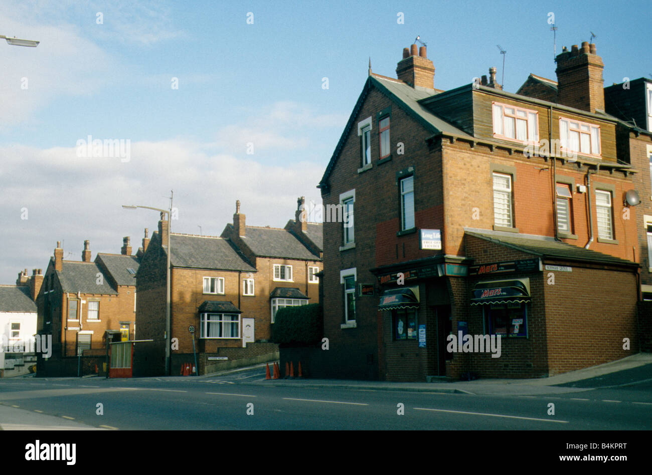 Leeds, Rücken an Rücken Häuser und Tante-Emma-Laden in Kirkstall Abbey Road. Stockfoto