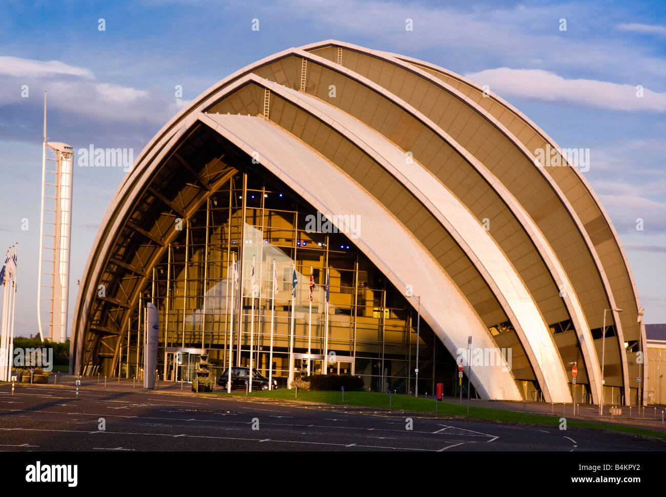 Das Clyde Auditorium lokal bekannt als das Gürteltier und Glasgow Tower bei Sonnenaufgang, Glasgow, Schottland. Stockfoto