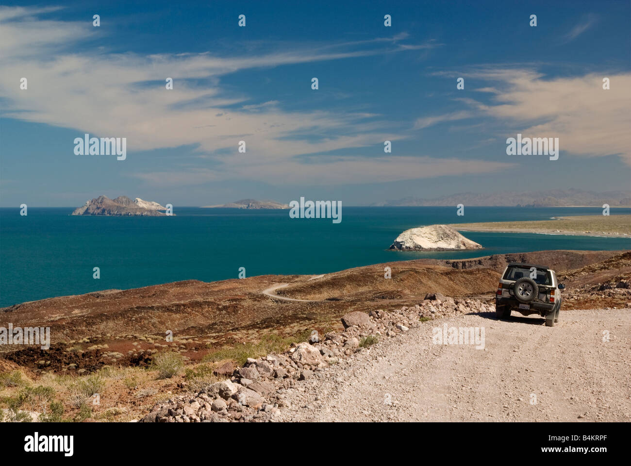 Fahrzeug auf der Feldstraße am Meer der Küste von Cortez südlich von Puertecitos Baja California Mexiko Stockfoto