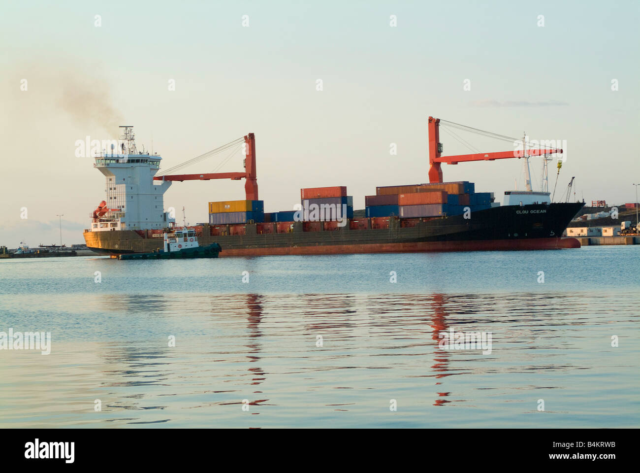 Die Container Schiff Clou Ozean Andocken am Hafen Lavrion auf dem griechischen Festland im frühen Morgen Sonnenschein Stockfoto