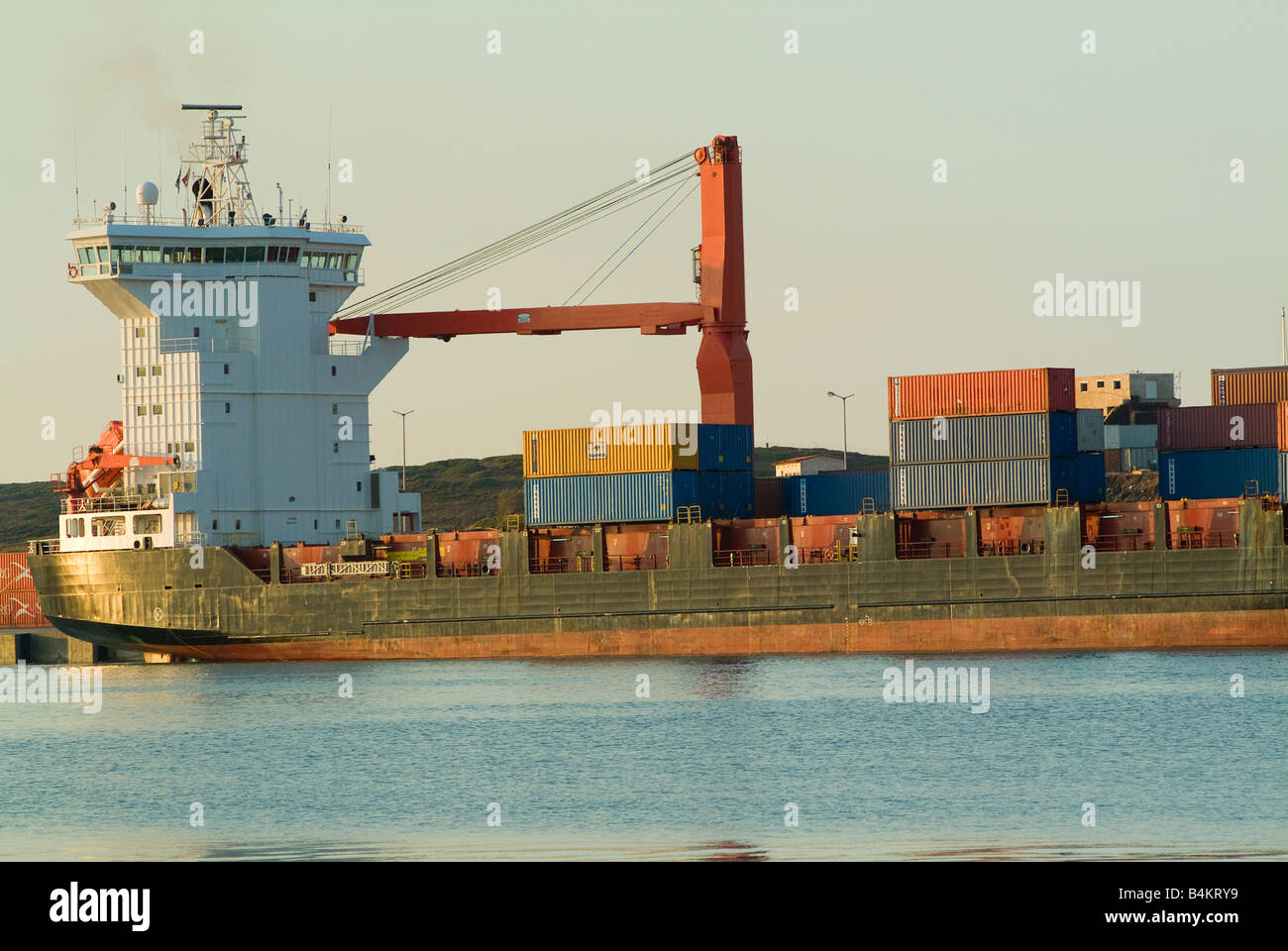 Die Container Schiff Clou Ozean Andocken am Hafen Lavrion auf dem griechischen Festland im frühen Morgen Sonnenschein Stockfoto