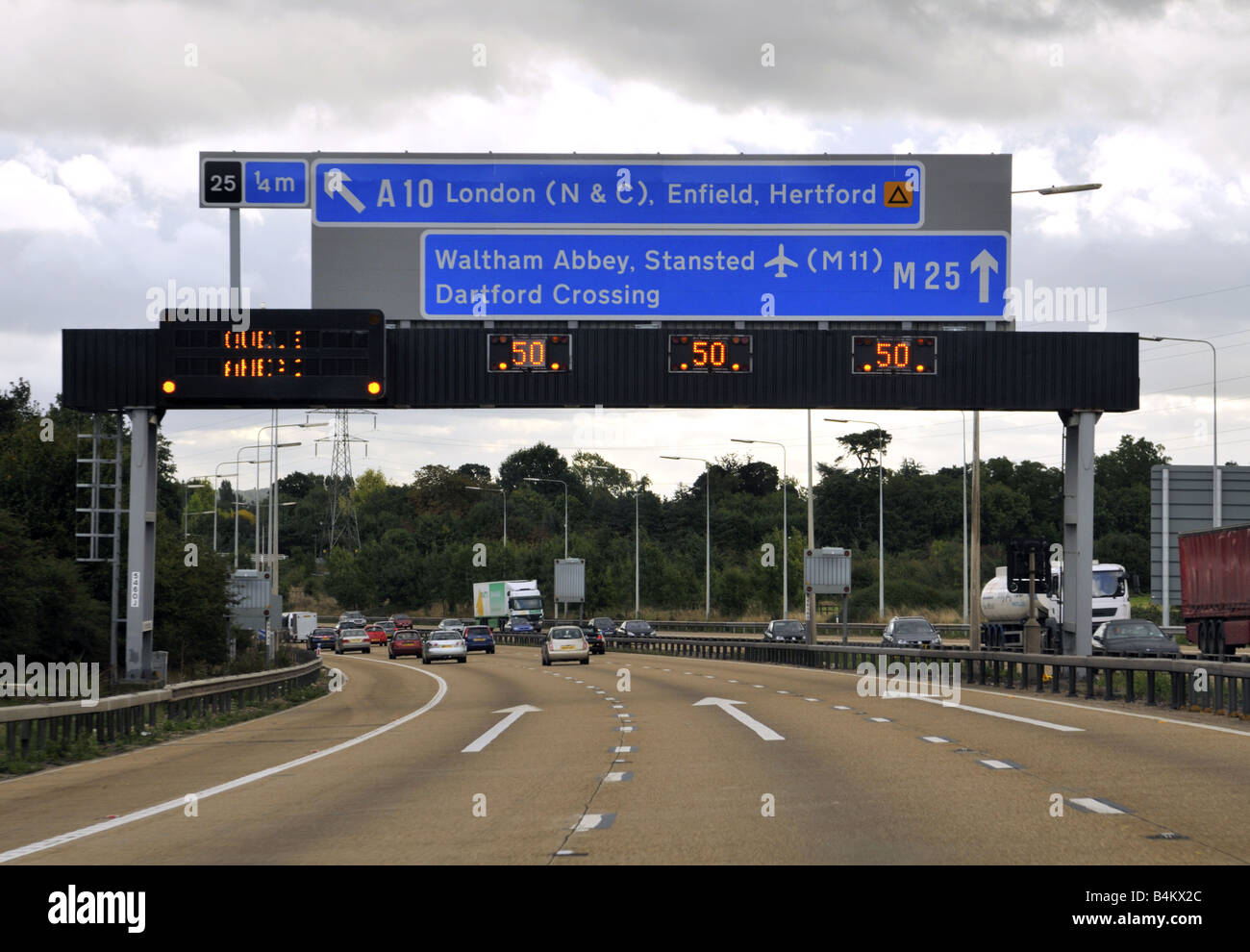 50 km/h Geschwindigkeitsbeschränkung in der Nähe von M25 Autobahn Ausfahrt 25 UK Stockfoto