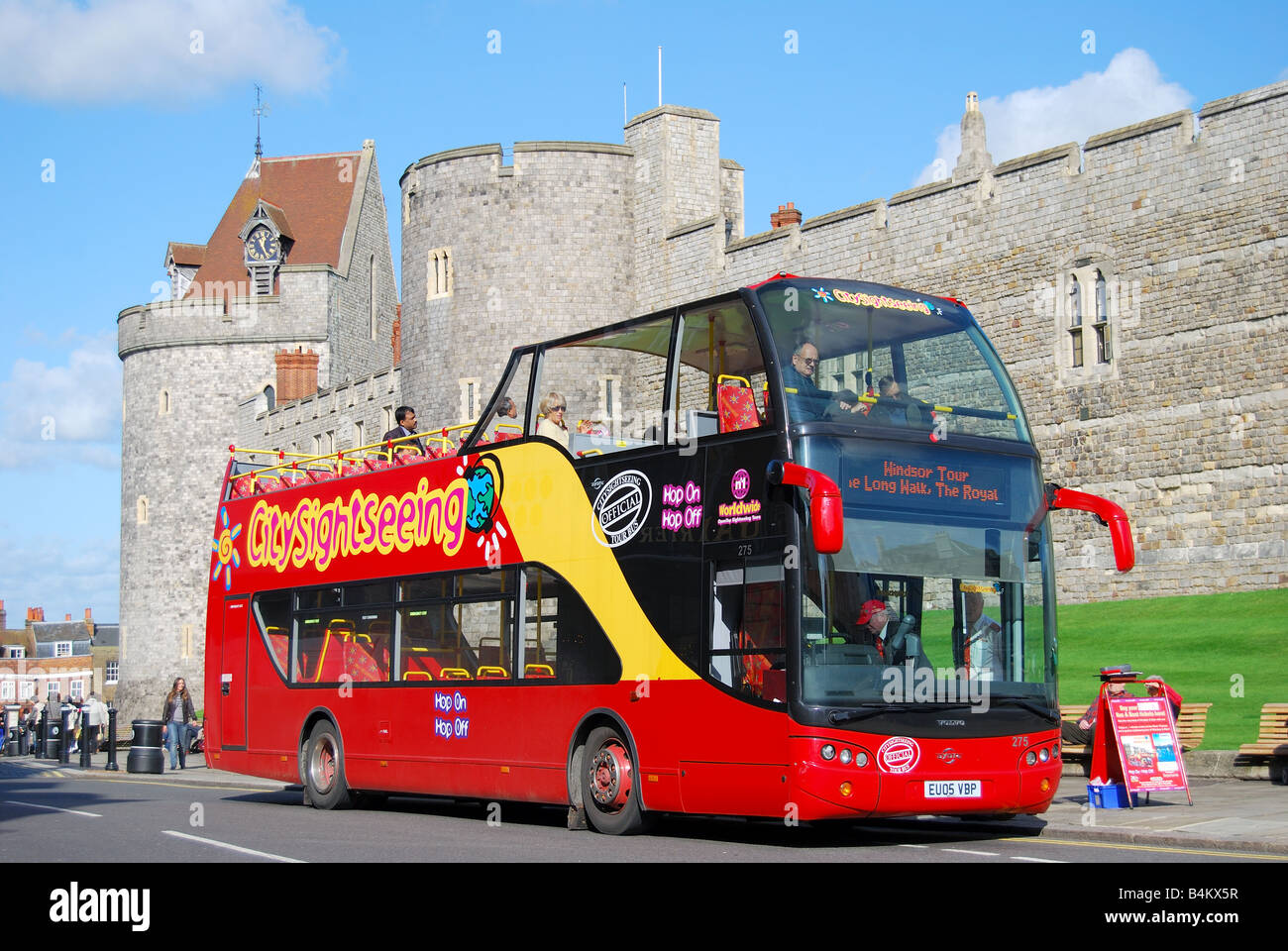 City Sightseeing Cabrio Bus von Schloss Windsor, Windsor, Berkshire, England, Vereinigtes Königreich Stockfoto