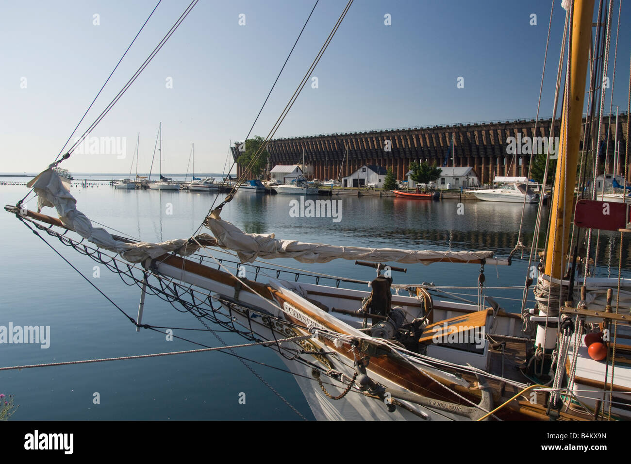 Segelschiffe in der unteren Hafen von Marquette-Michigan Stockfoto