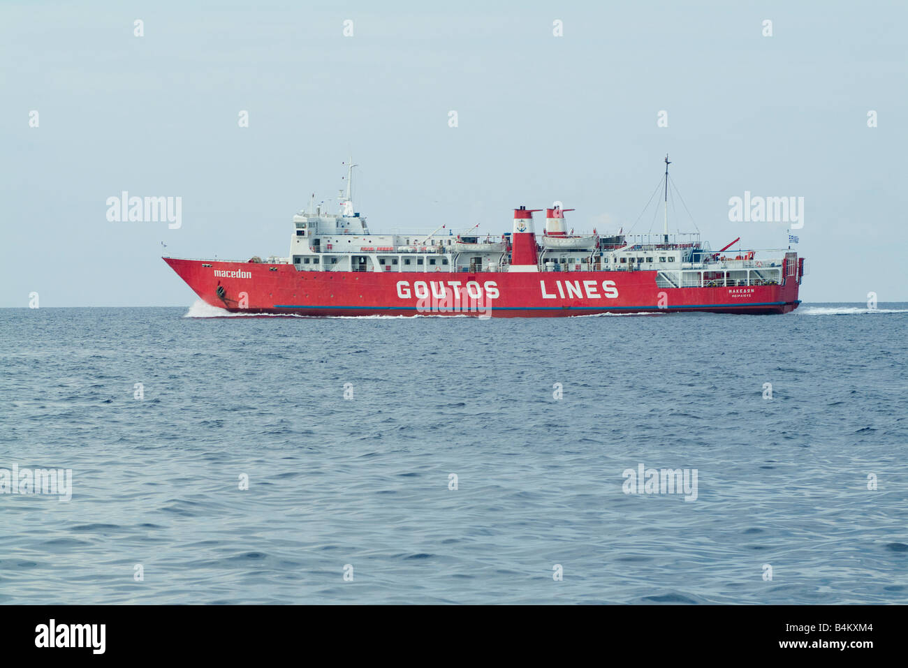 Die rote geschälten Goutos Linien Auto Fähre Makedonien in der Nähe von Voukari im Ägäischen Meer Kea Insel Cyclades Griechenland Kreuzfahrt Stockfoto