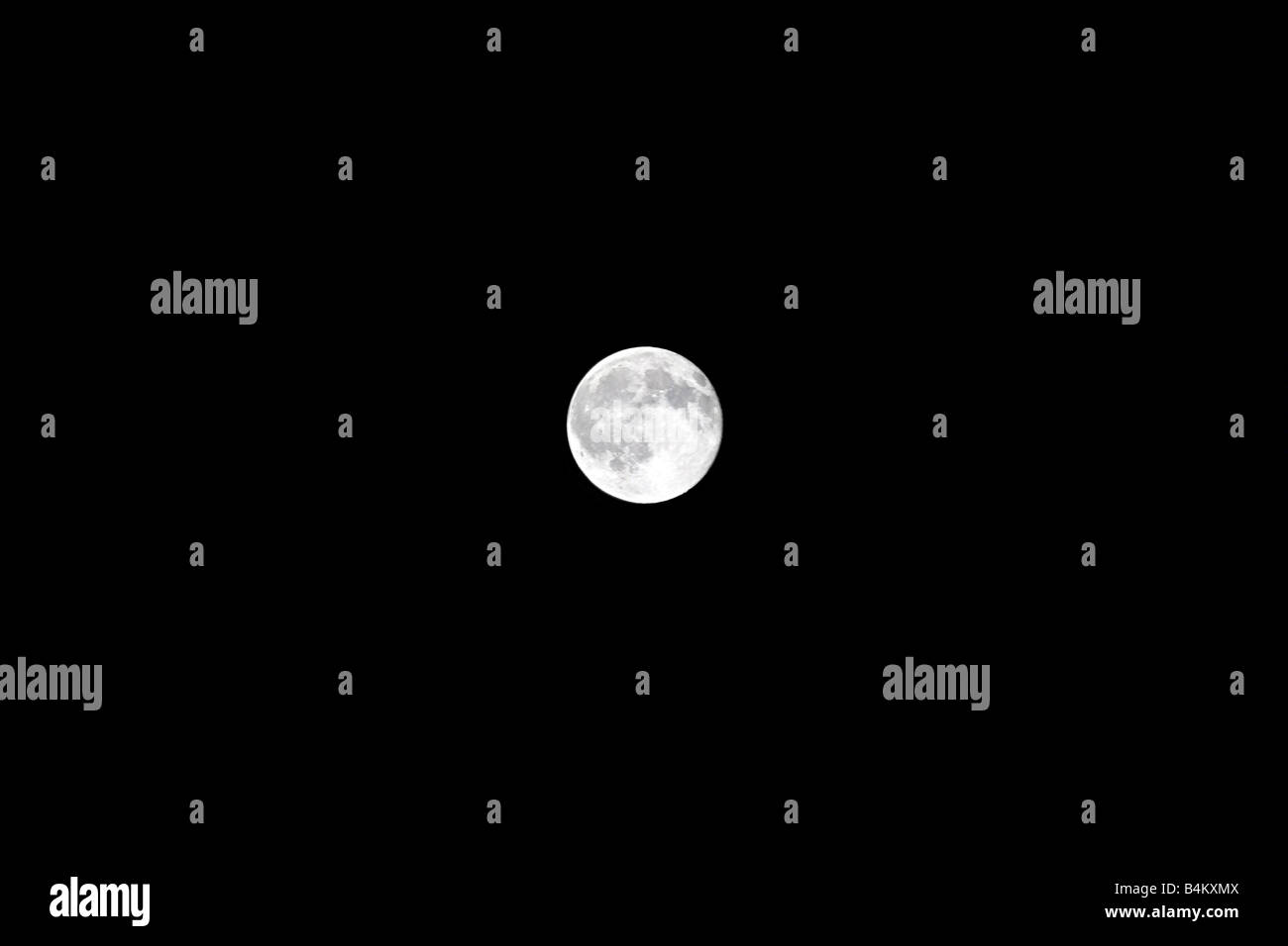 Eine Mondsichel voll in den dunklen Nachthimmel gezeigt Stockfoto