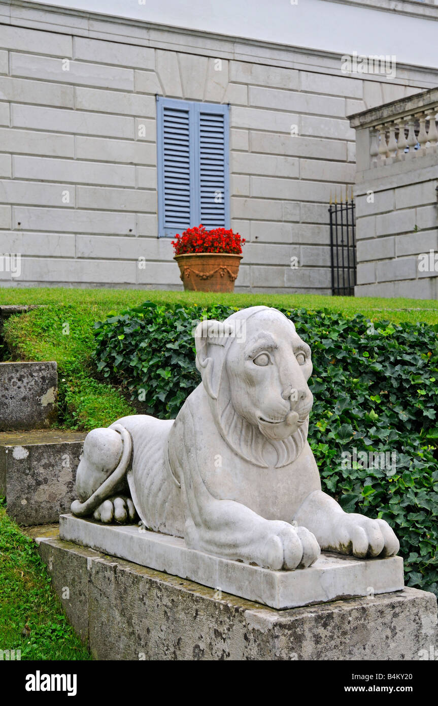 Statue des Löwen in den Gärten der Villa Melzi am Comer See in Italien