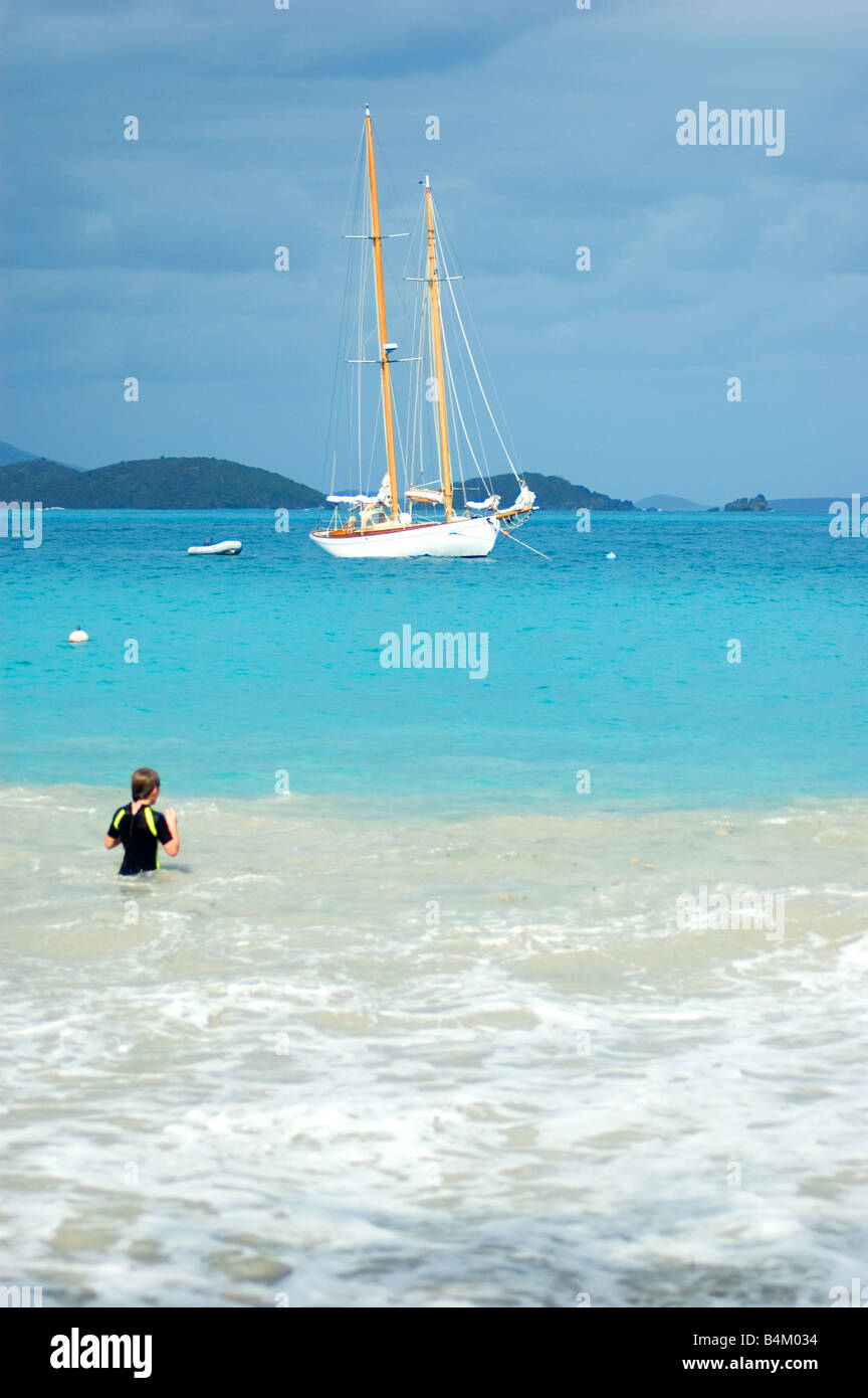 Junge im Neoprenanzug in die Karibik St. John USVI Stockfoto