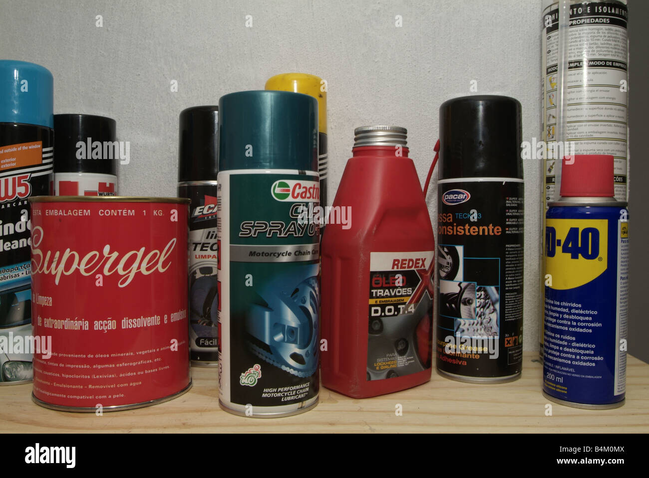 chemische Erzeugnisse in einer Garage-Regal Stockfoto