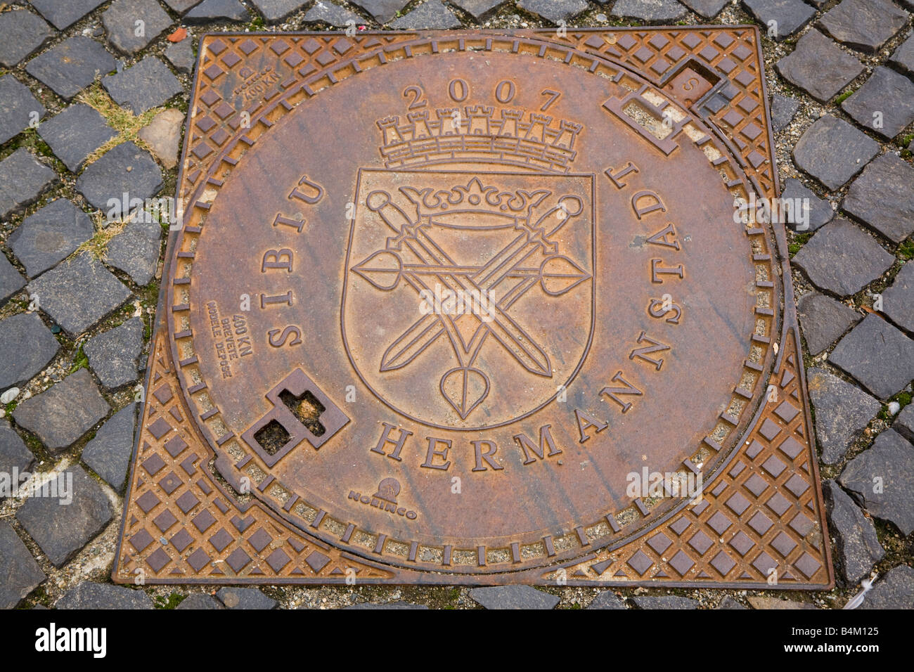 Hermannstadt Siebenbürgen Rumänien Neuheit Metall drain Deckel mit Wappen der Stadt historische europäische Stadt der Kultur 2007 Stockfoto