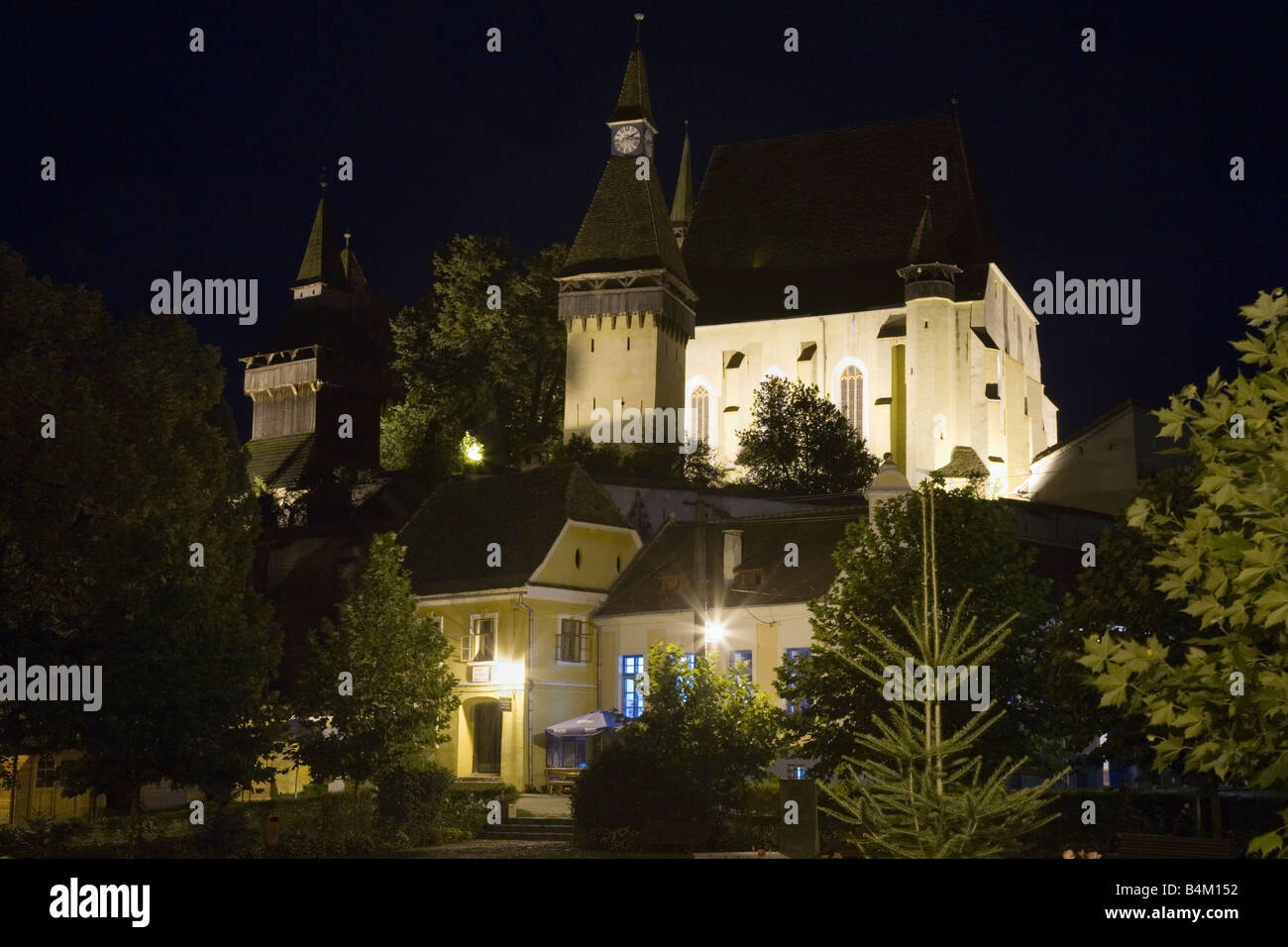 Birthälm Siebenbürgen Rumänien Europa Wehrkirche 15. Jahrhundert sächsische beleuchtet bei Nacht Stockfoto