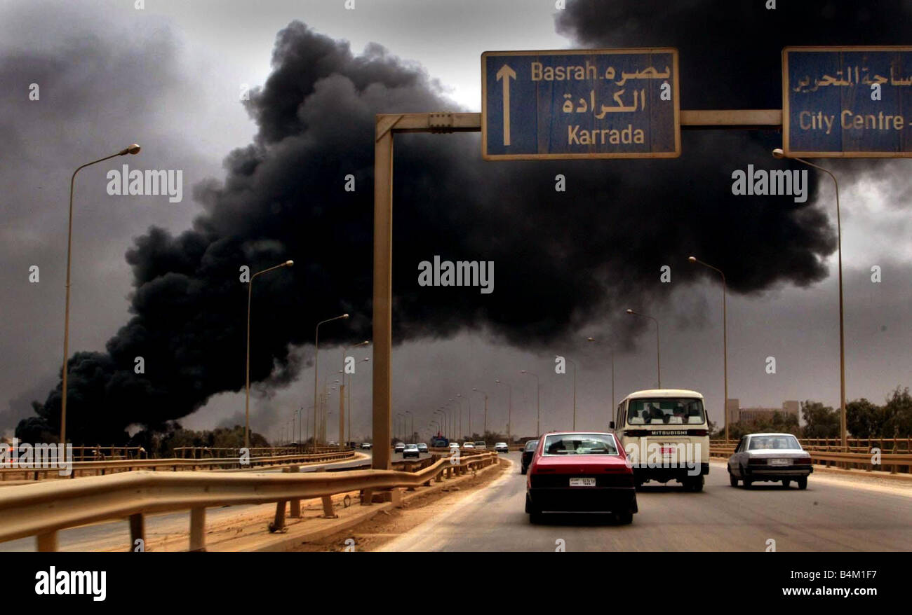 Irak-Krieg März 2003 Bagdad Rauchen aus der Verbrennung von Öl Abwehrkräfte Drifts auf der Hauptstraße zwischen Bagdad und Basra Stockfoto