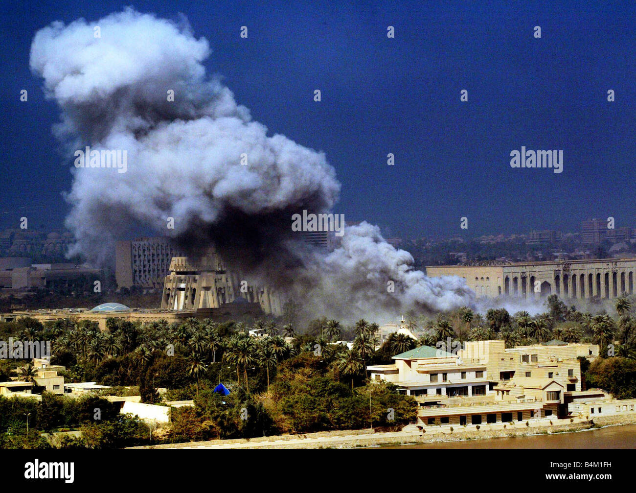 Irak Krieg April 2003 einen ersten April Weckruf heute Morgen, als eine weitere Rakete schlägt das Präsidenten Anwesen in Bagdad an 09:00 Zerstörung Bombe Mombing Verwüstung Rauch Rauchen Gebäude getroffen Stockfoto